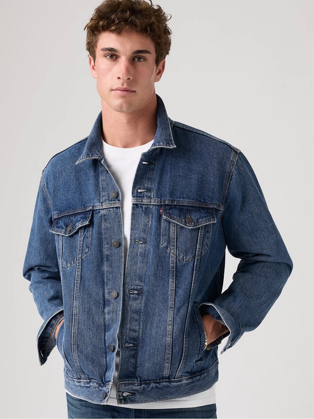 Levi’s men’s denim Trucker Jacket, blue jean, medium wash, size large NWT